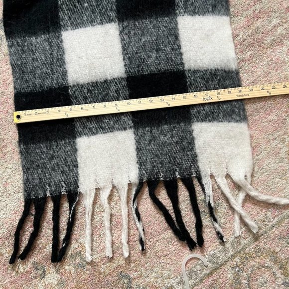 Steve Madden White Gray Black Plaid Poly Large Thick Scarf - Picture 3 of 5